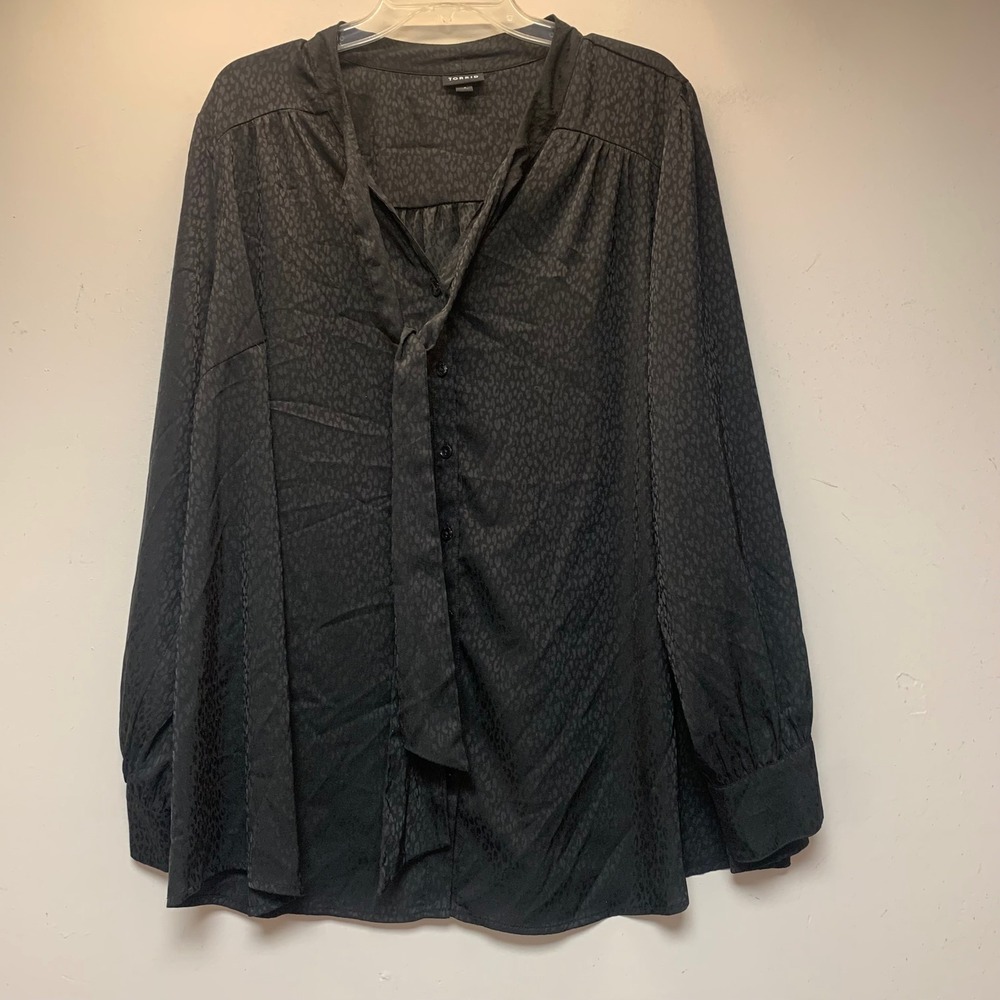 Torrid Blouse Womens 3 Black Excellent Leopard Jacquard Tie Neck Button Front